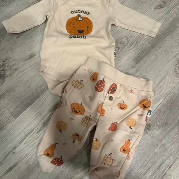 Chick Pea Cream Pumpkin Bodysuit Set - Picture 1 of 2